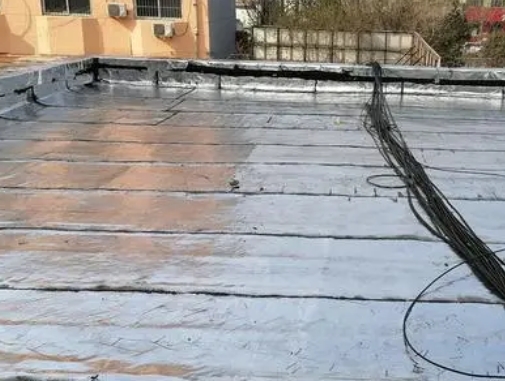 利州卫生间漏水维修公司分享下利州屋面楼顶防水刚性防水层施工要点。